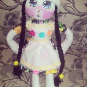 CA02-Boneca Juju Feita na Malha de Algodão, Cabelos de Lã e Vestido de Tricoline
