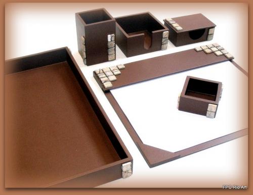 FPCRioArt - 01-Organizador de mesa com 6 peças na cor marrom chocolate com acabamento em pastilhas em pedra clara